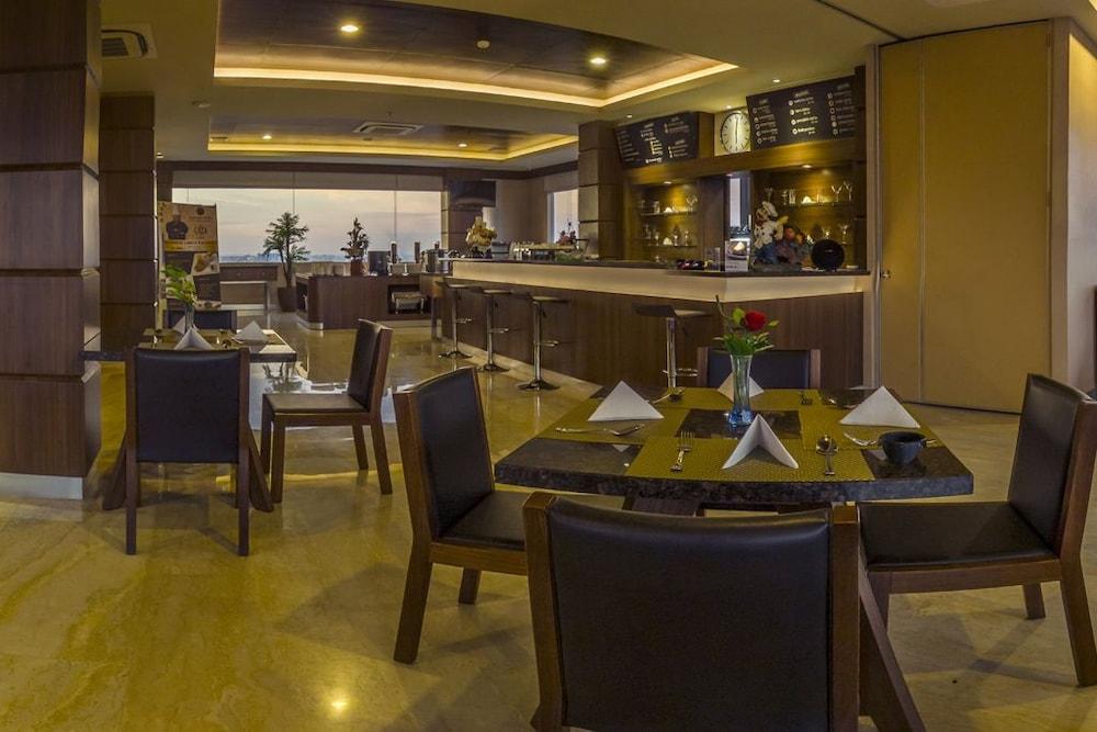Demelia Hotel Макасар Экстерьер фото